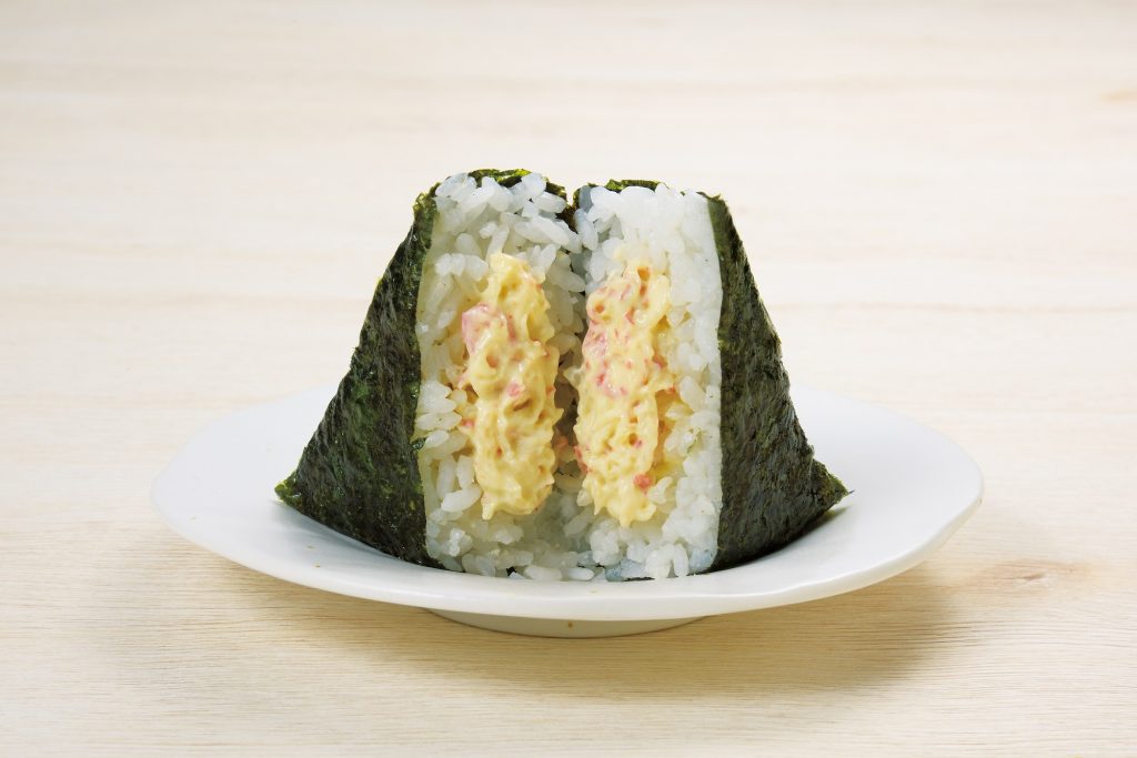 「南京町監修　味付海苔カニカママヨネーズおにぎり」（税込135円）　カニカママヨネーズ和えを使用し、味のアクセントにわさびと醤油を